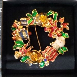 Avon 2010 Collectible Holiday Wreath Pin